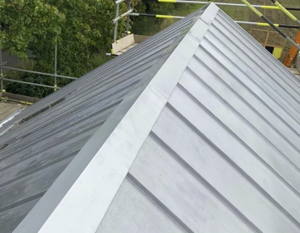 toiture et faitage en zinc